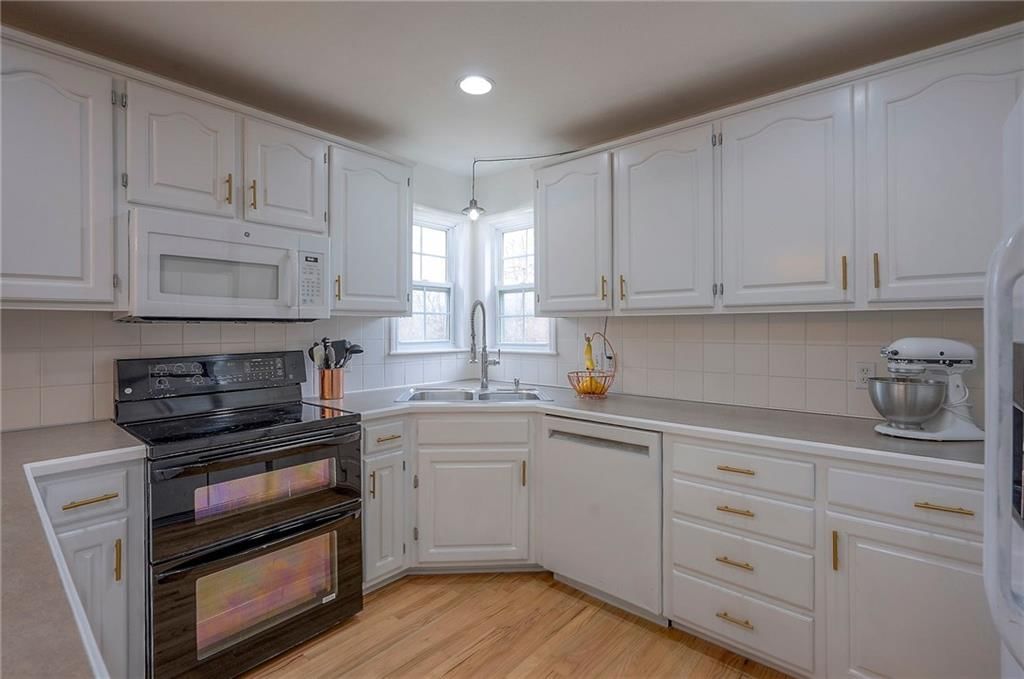 13741 Lawrence Avenue — photo 17