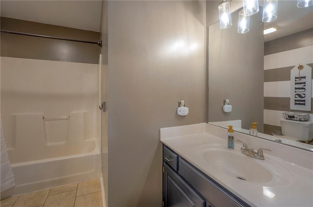 13741 Lawrence Avenue — photo 29