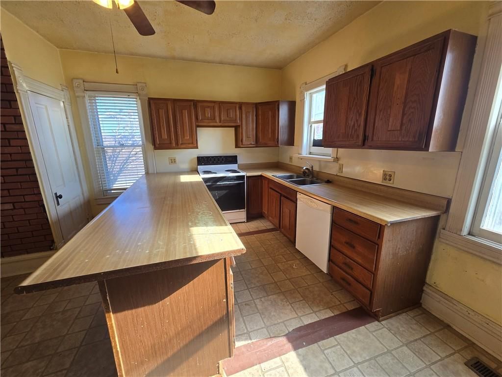 2119 South Street — photo 20