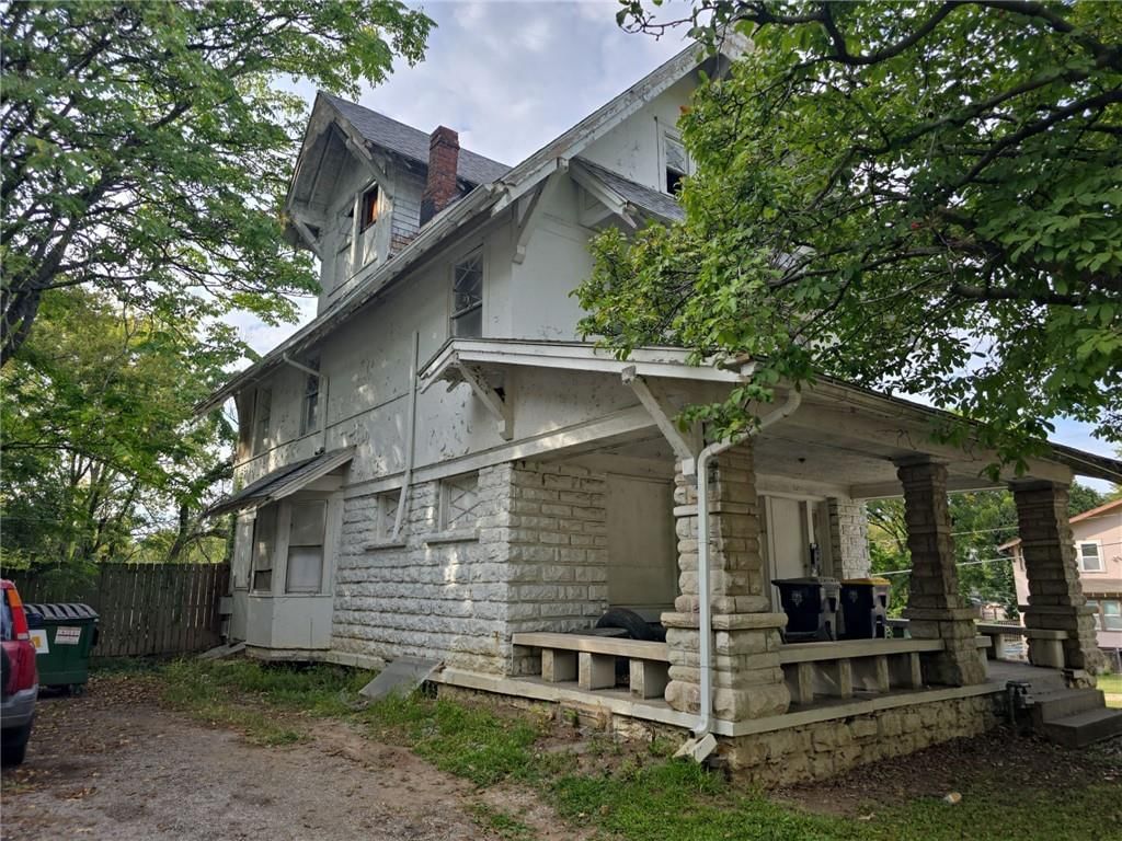 2911 E 37th Street — photo 2