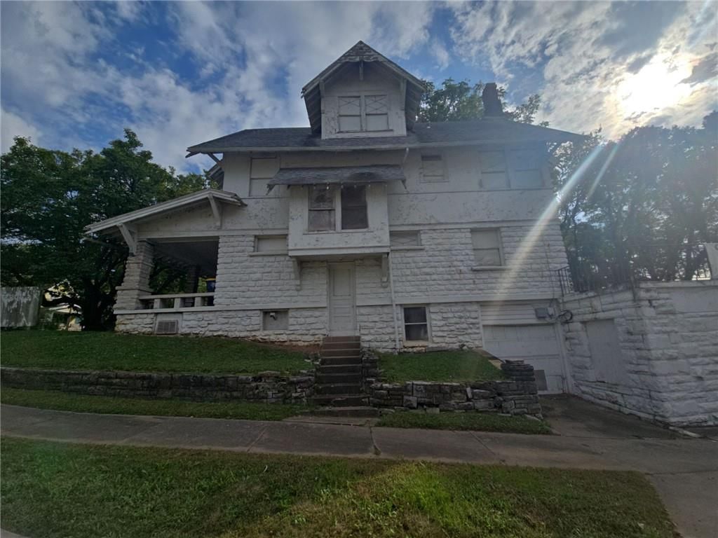 2911 E 37th Street — photo 4
