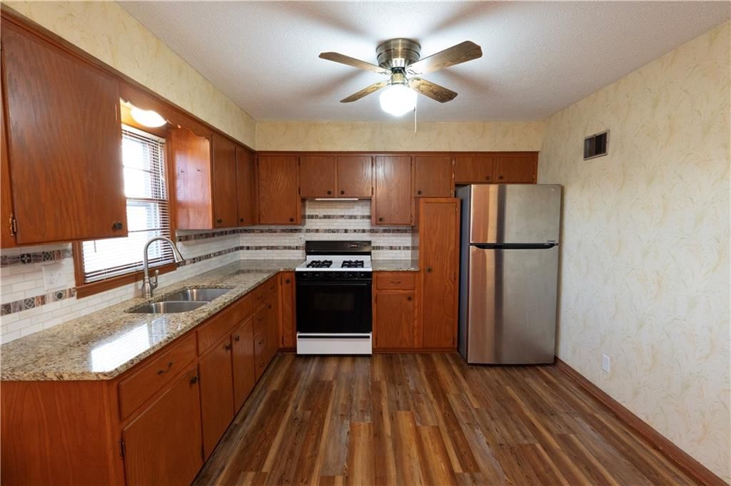 131 E 132nd Terrace — photo 7
