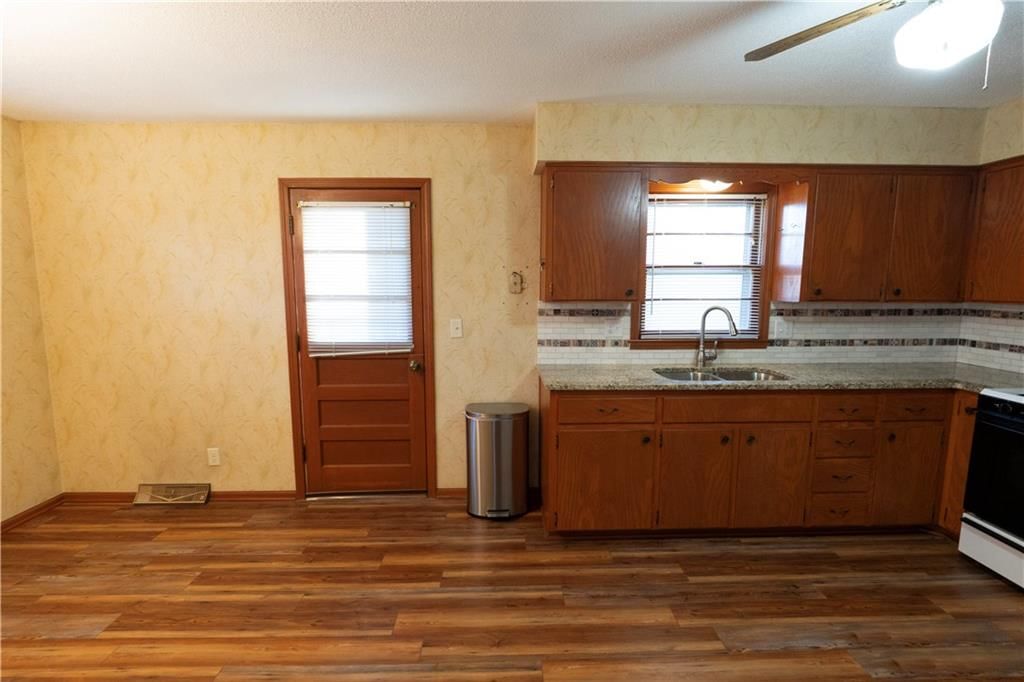 131 E 132nd Terrace — photo 9