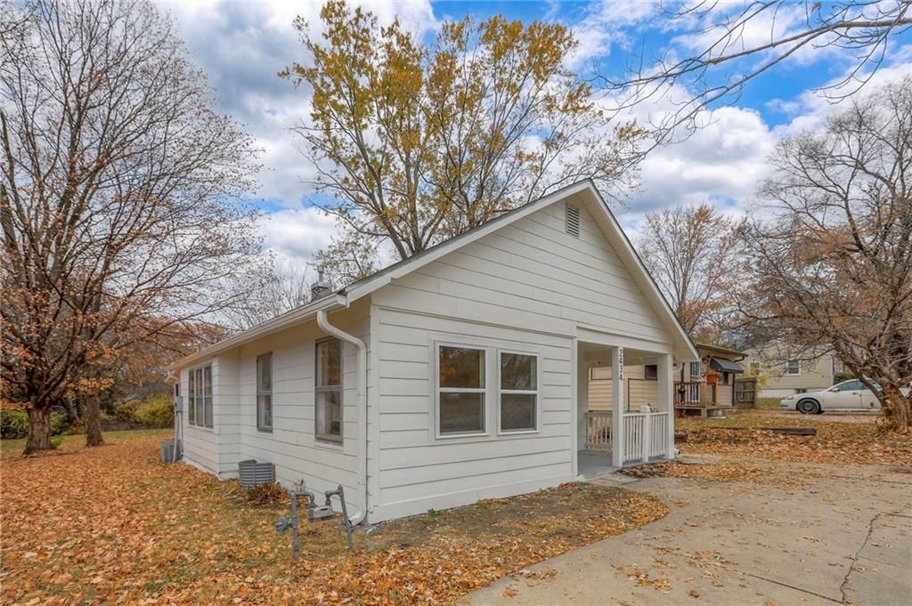2434 S Sterling Avenue — photo 2