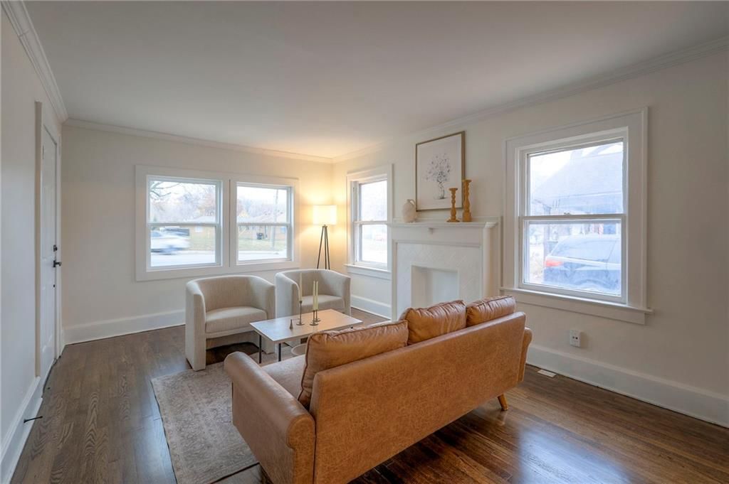 2434 S Sterling Avenue — photo 4