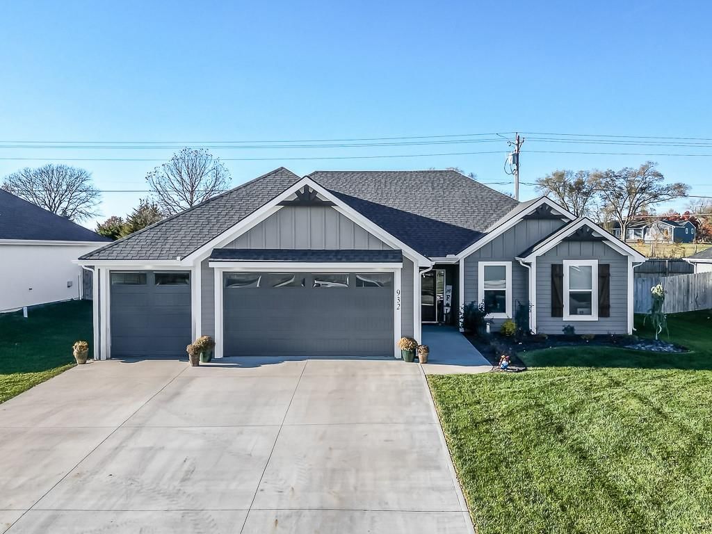 932 N Cottonwood Court, Tonganoxie, KS