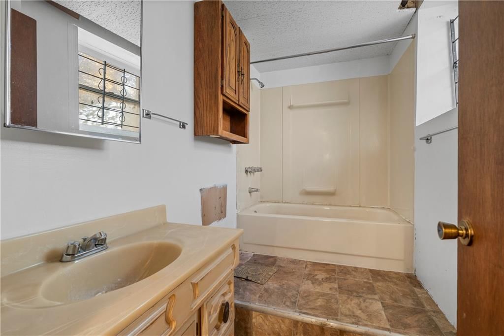 3619 Wyandotte Street — photo 43