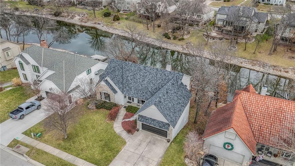 416 NE Brockton Drive — photo 2