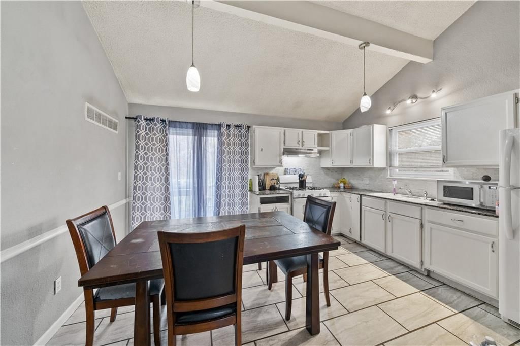 4023 Hedges Avenue — photo 3