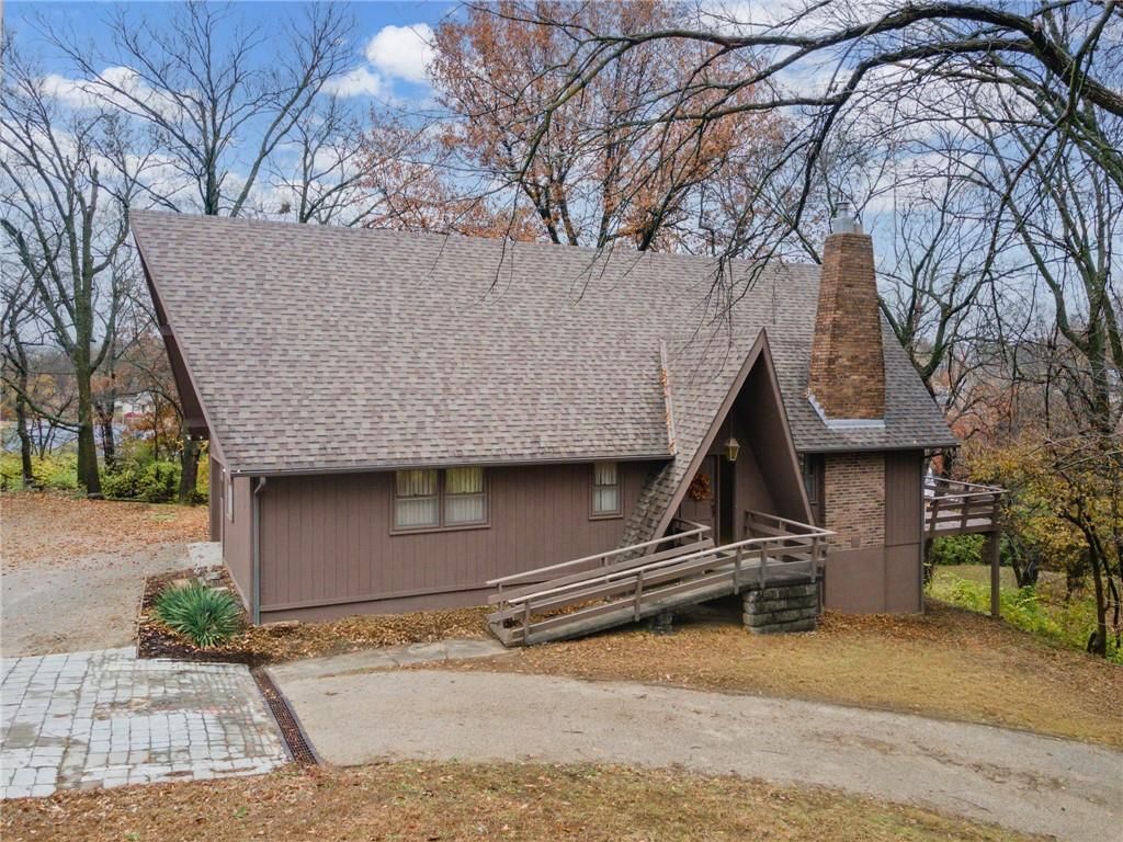 111 W Oak Street — photo 3