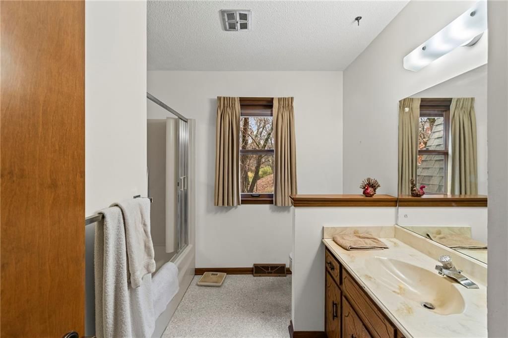 111 W Oak Street — photo 18