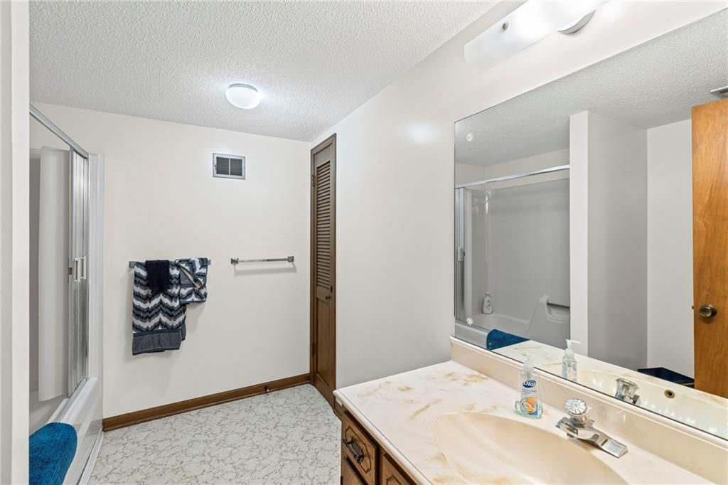 111 W Oak Street — photo 19