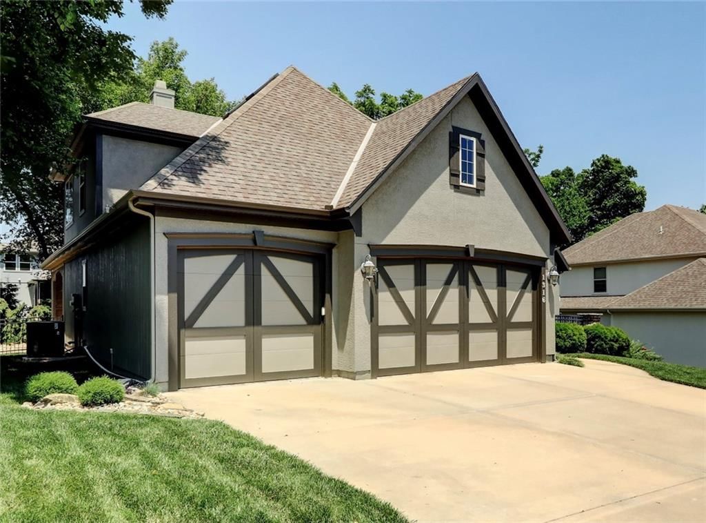 1316 NE Kenwood Drive — photo 2