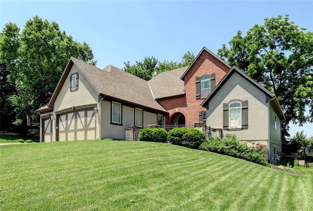 1316 NE Kenwood Drive — photo 3
