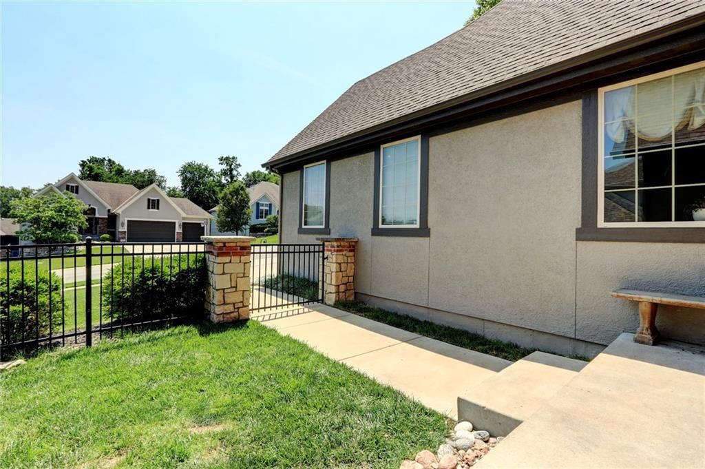 1316 NE Kenwood Drive — photo 5