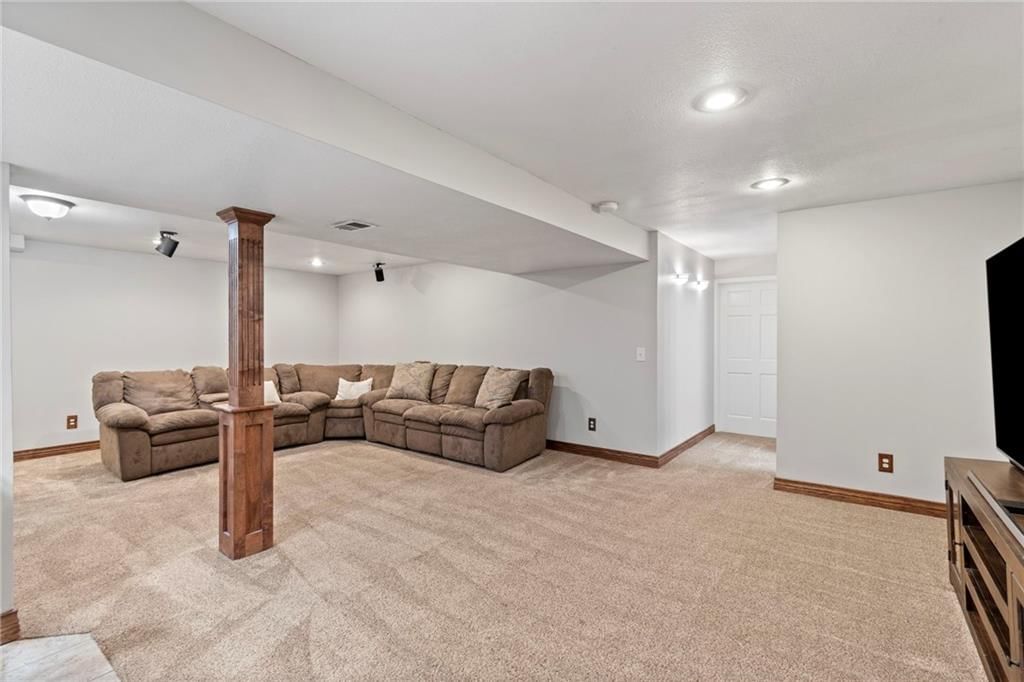 7230 N Smalley Avenue — photo 27