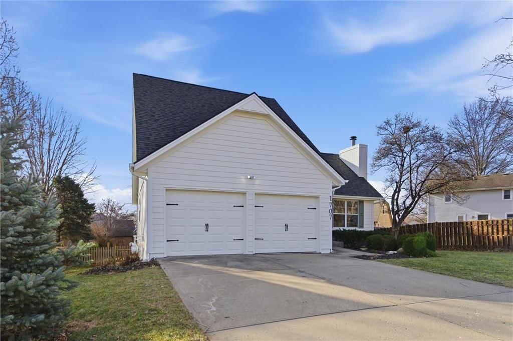 1707 NE Duchess Drive — photo 2