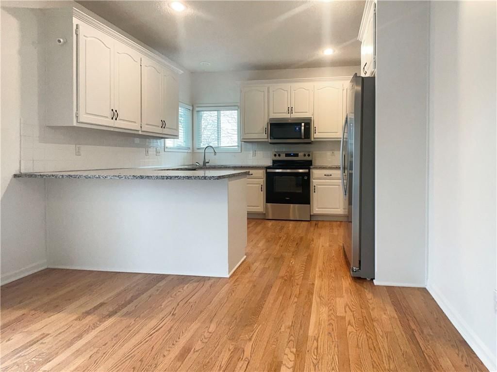 18860 W 159th Terrace — photo 2