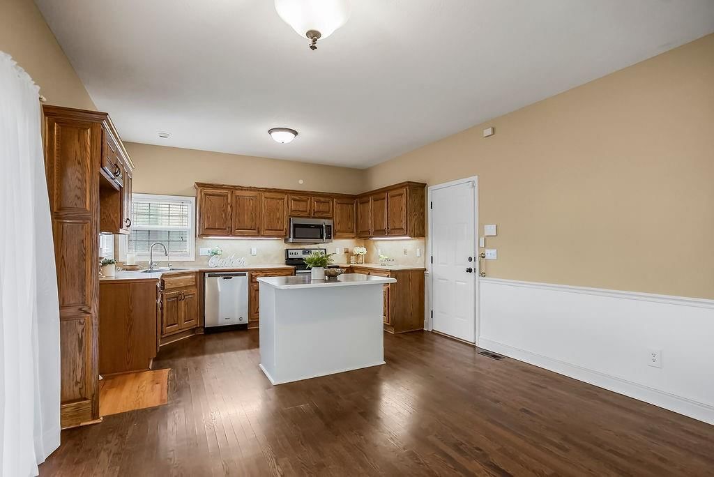 811 Stratford Drive — photo 5