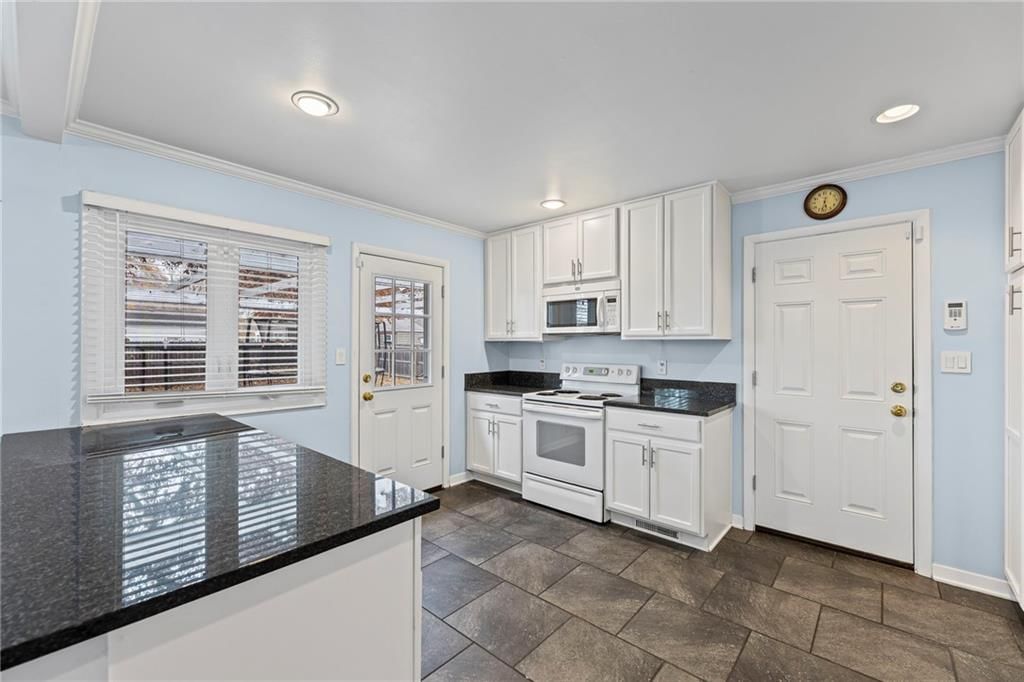 8428 Beverly Drive — photo 10