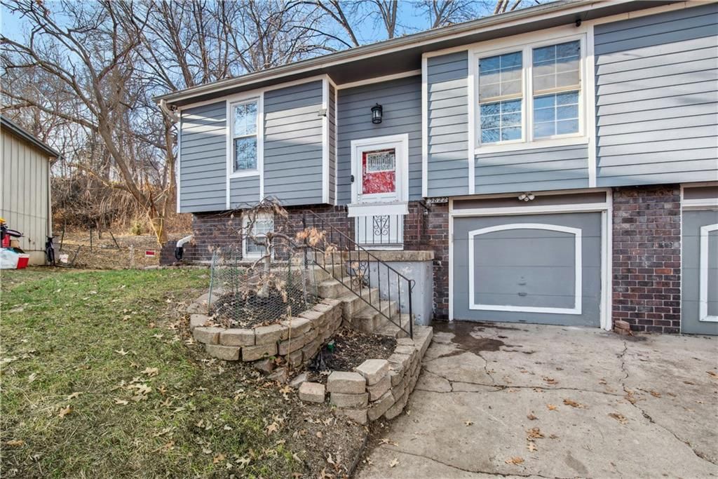 5822 NW Walnut Court — photo 2