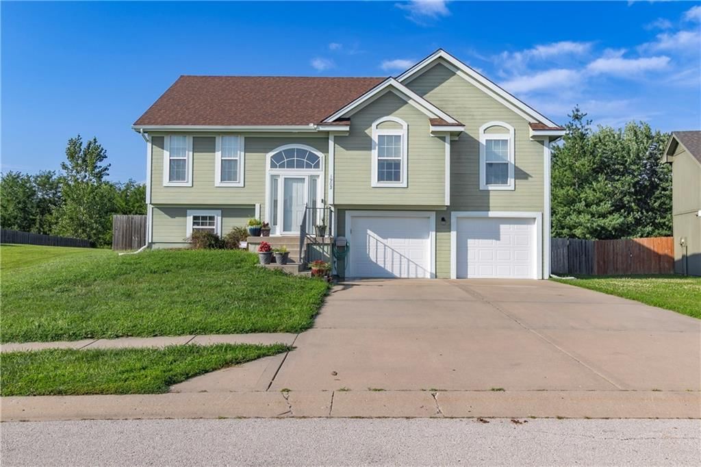 1902 NE Lake Drive, Smithville, MO