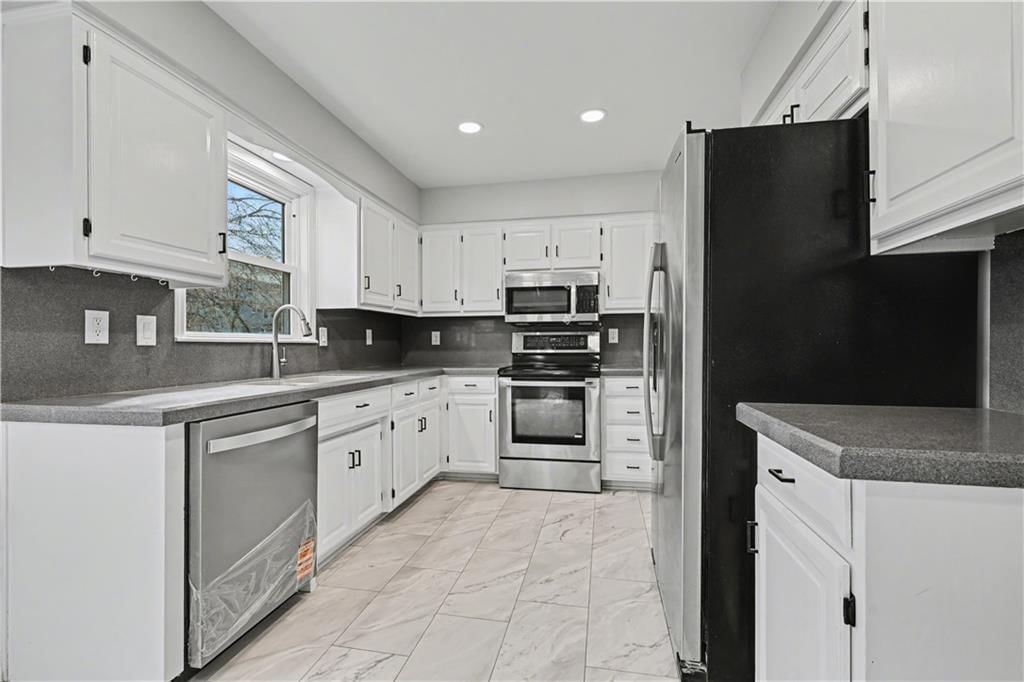 8033 Hall Street — photo 18