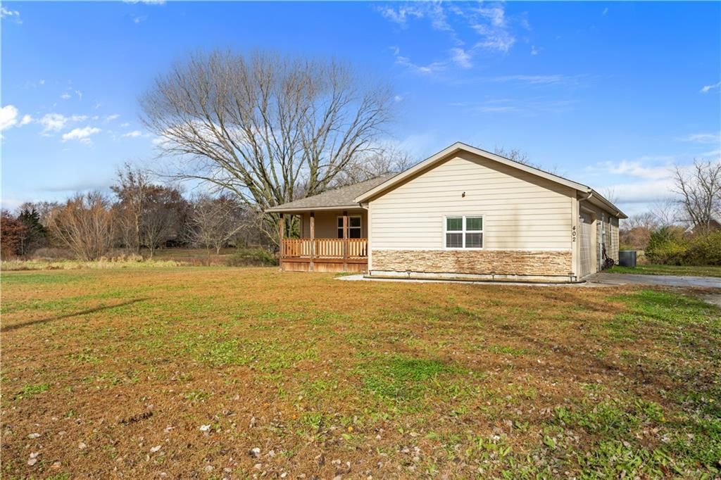 402 W Craig Road — photo 3
