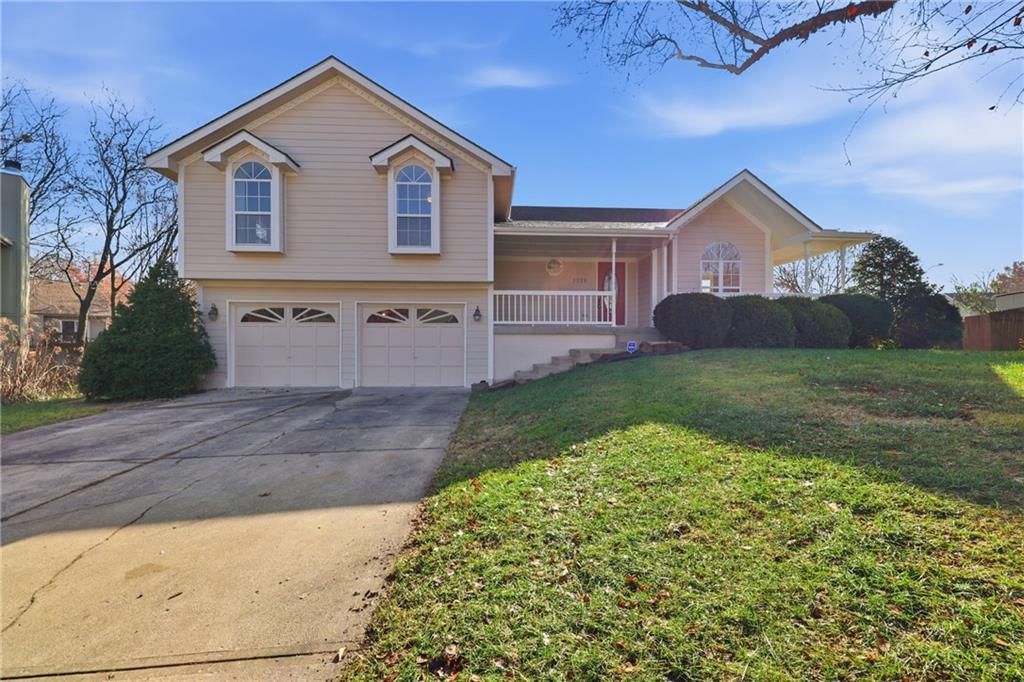 1325 NE Foxwood Drive, Lee's Summit, MO