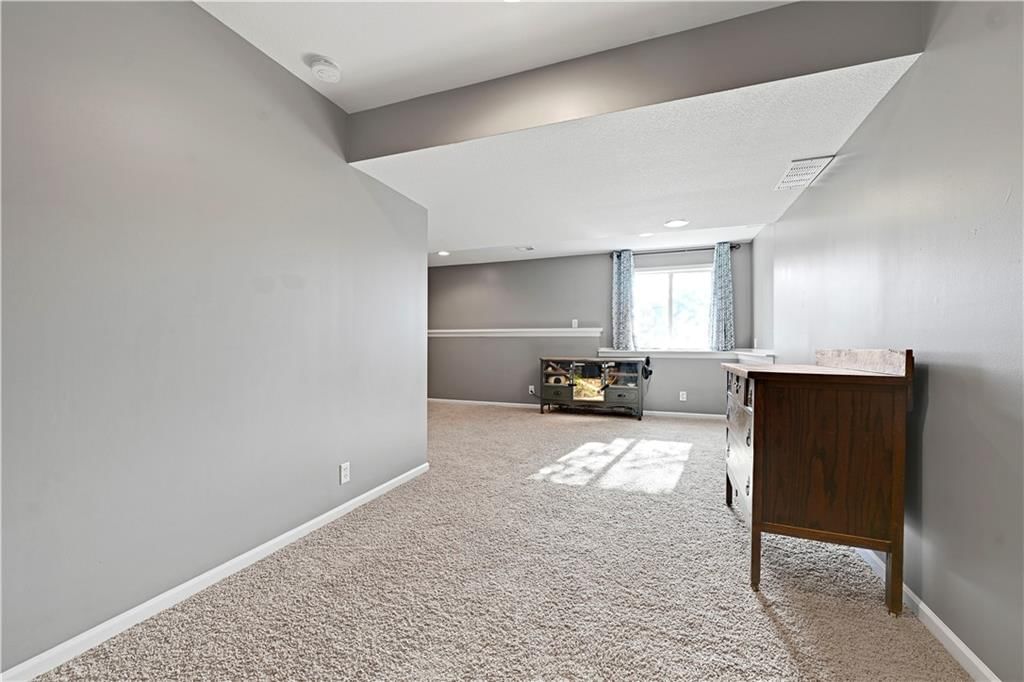 613 E Skylark Street — photo 34