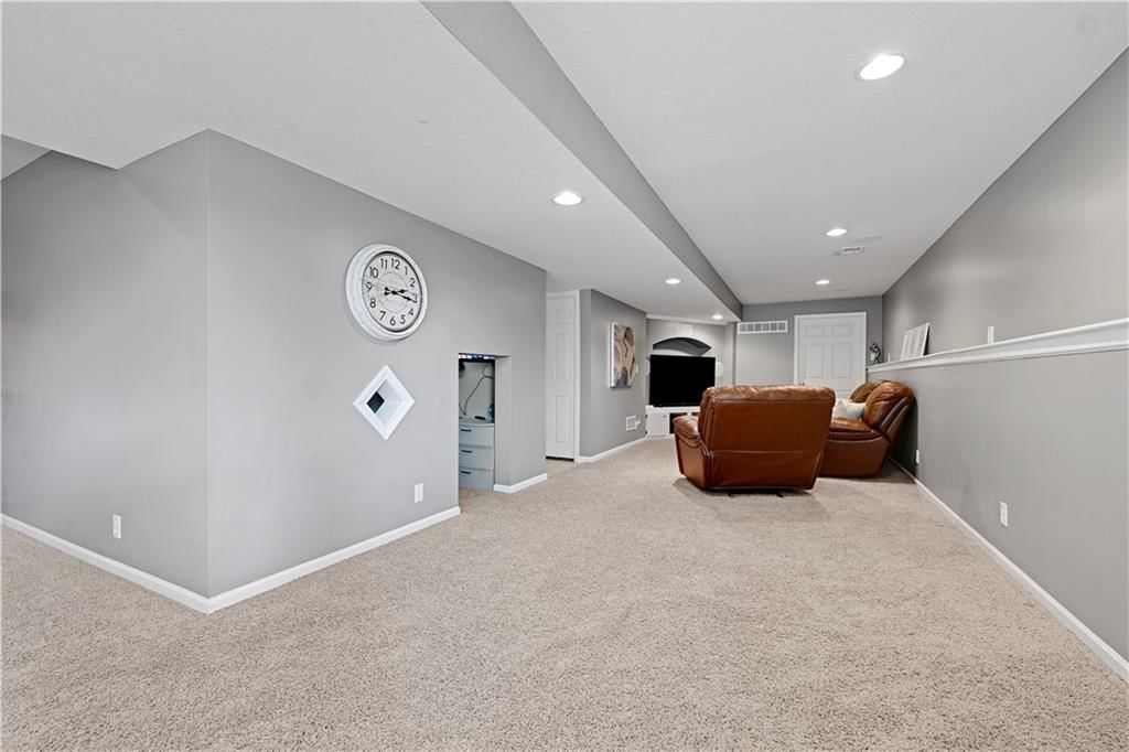 613 E Skylark Street — photo 35