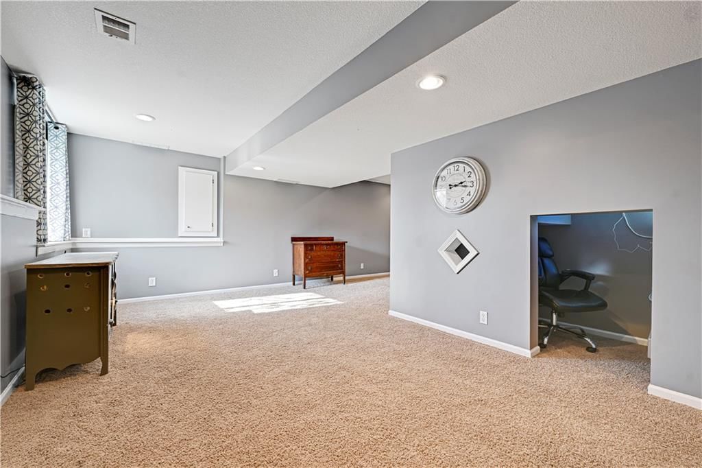 613 E Skylark Street — photo 36