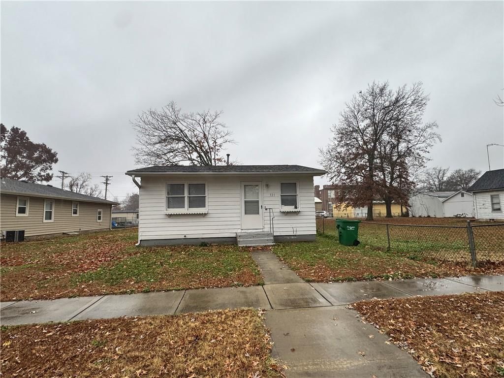 321 E 7th Street, Adrian, MO