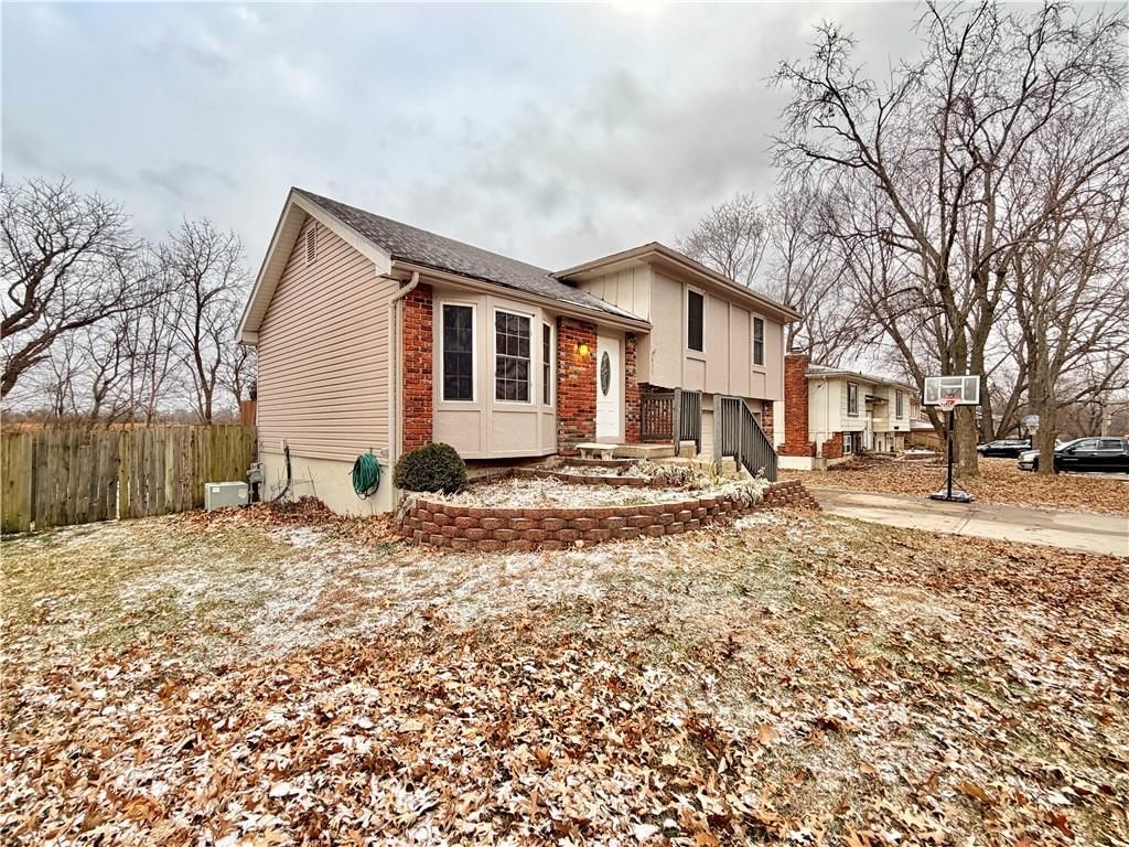 633 E COLLEEN Drive — photo 2