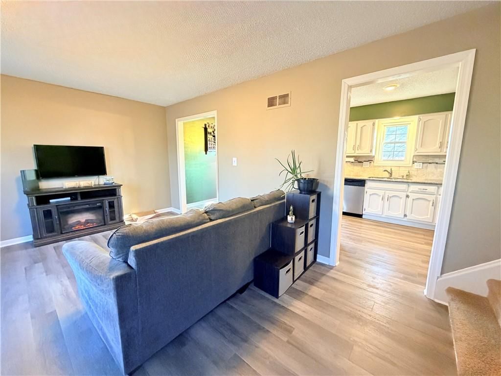 633 E COLLEEN Drive — photo 4