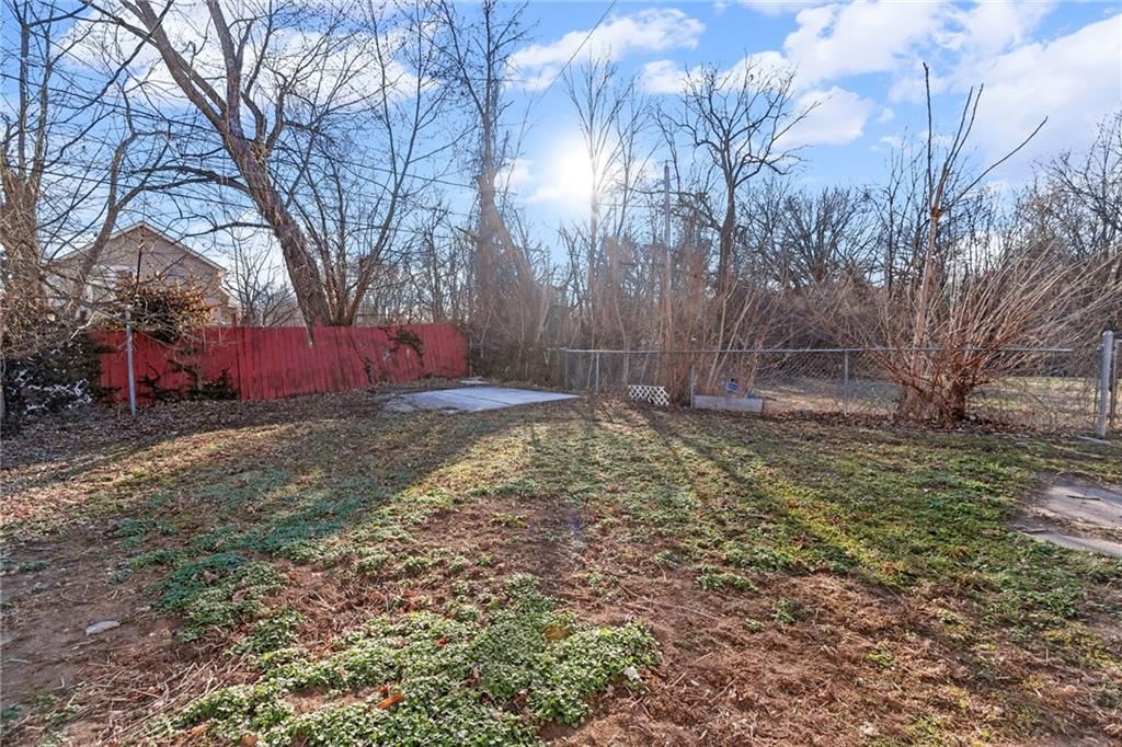 2425 Jackson Avenue — photo 21