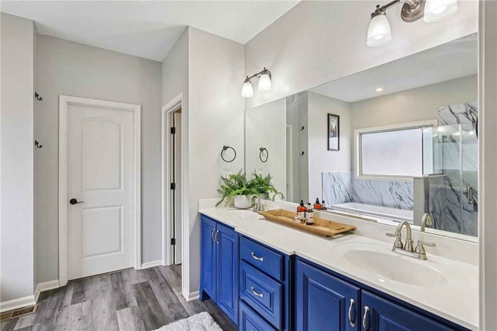1209 Holland Square — photo 17