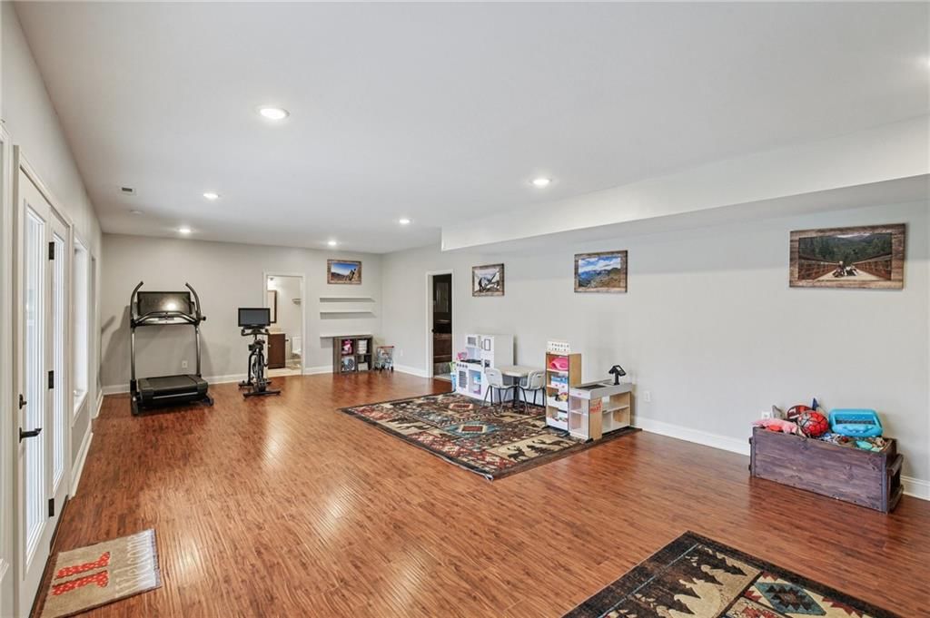1209 Holland Square — photo 32