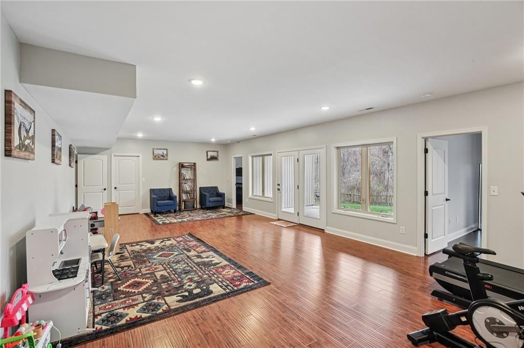 1209 Holland Square — photo 33