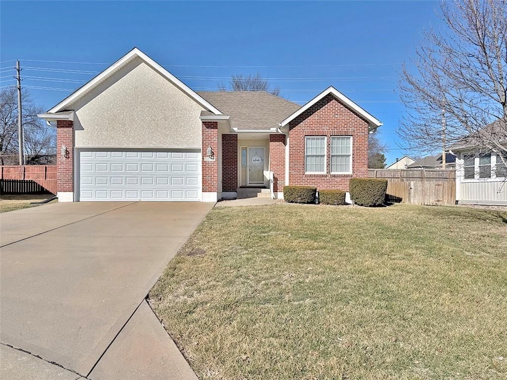 1112 SW Hoke Drive, Lee's Summit, MO