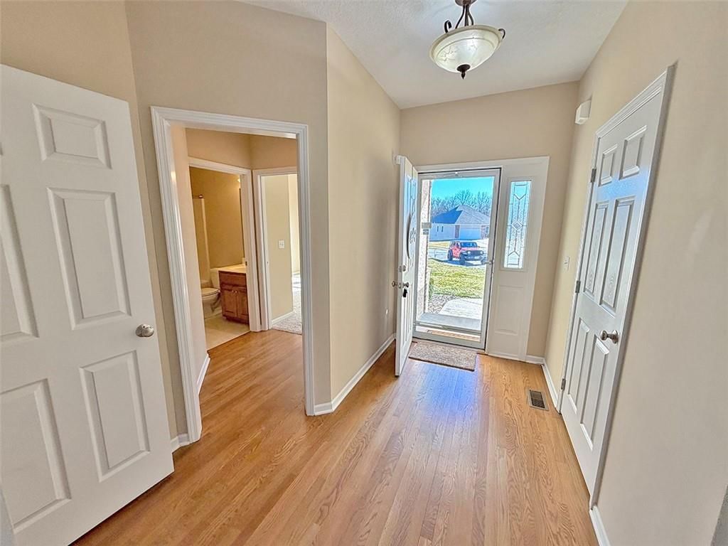 1112 SW Hoke Drive — photo 4