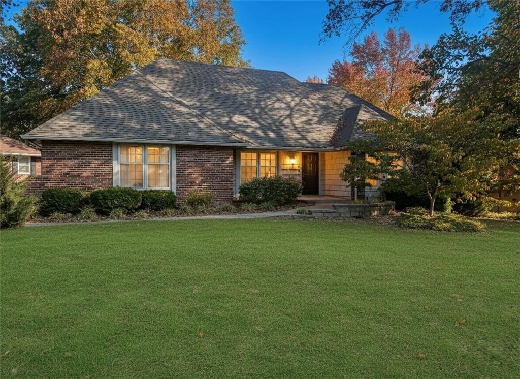 103 NW Golfview Drive, Blue Springs, MO