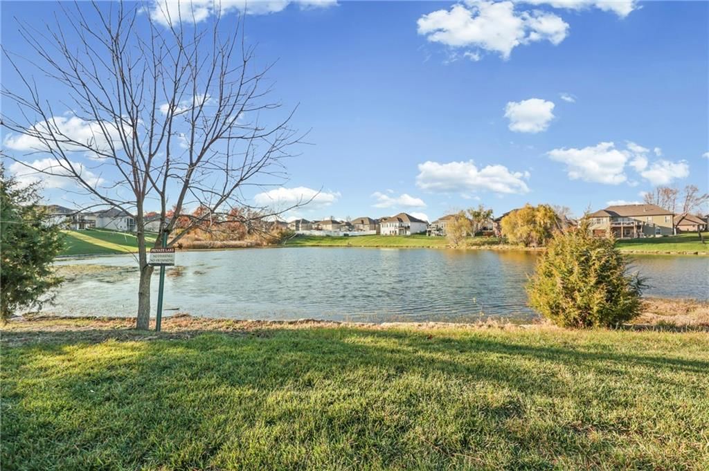 814 NW Hickory Ridge Drive — photo 2