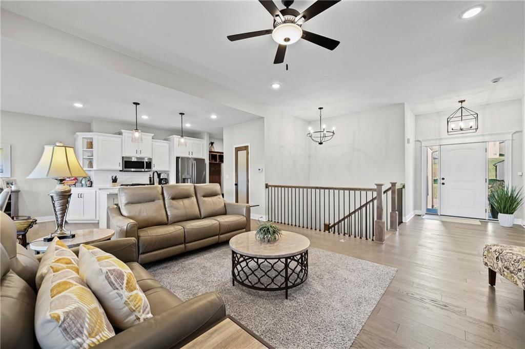 814 NW Hickory Ridge Drive — photo 5