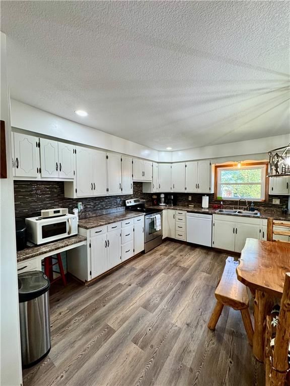 1883 Maple Road — photo 10