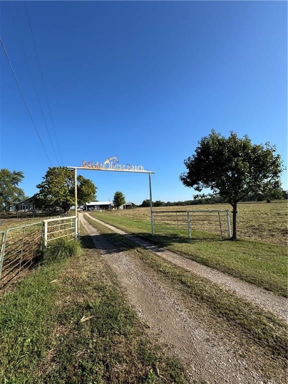 1883 Maple Road — photo 38