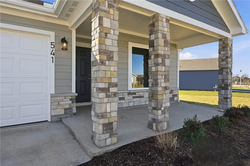 541 W Bluebird Street — photo 3