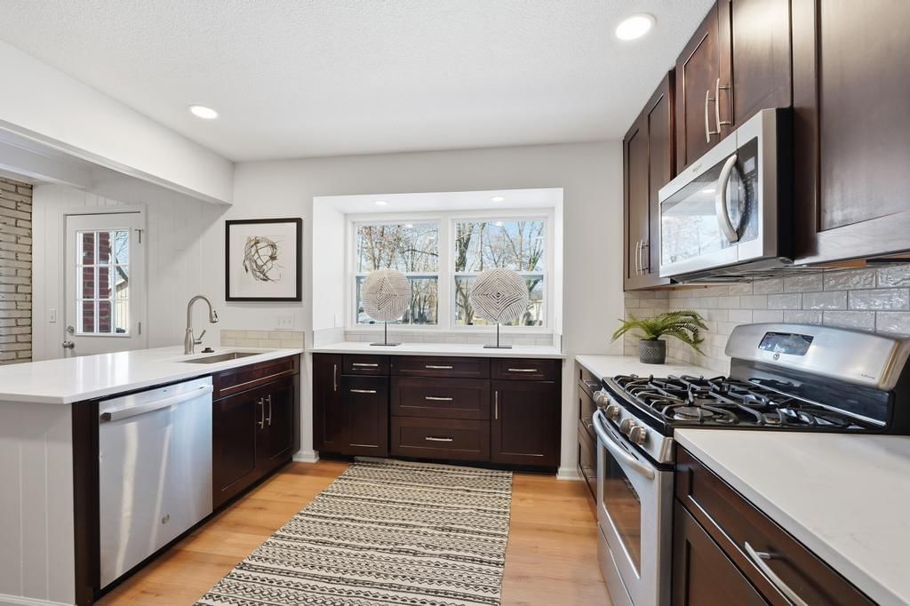 Photo 11 of 41 - 9948 Rosehill Road