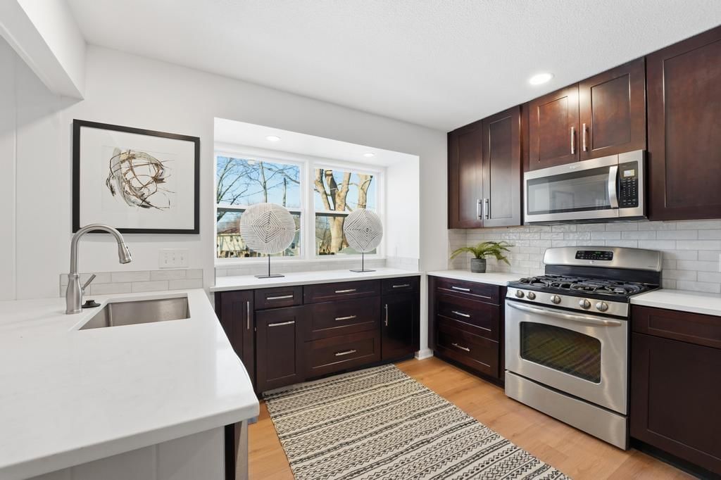 Photo 12 of 41 - 9948 Rosehill Road