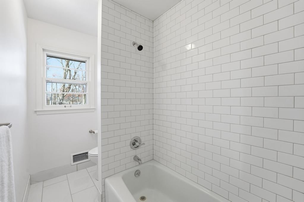 Photo 19 of 41 - 9948 Rosehill Road